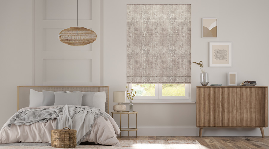 Bateau tamisant install&eacute; devant une fen&ecirc;tre