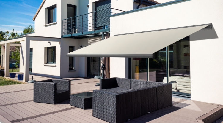 Store banne demi coffre install&eacute; sur une terrasse