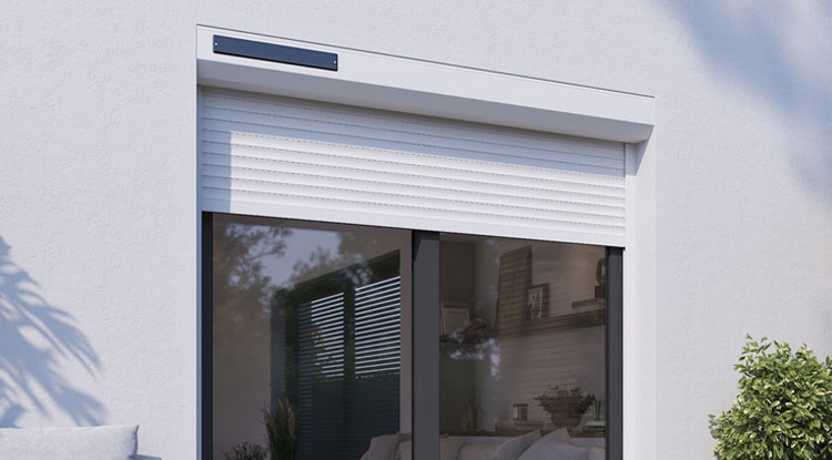 Volet roulant motorisé solaire installé sur une fenêtre